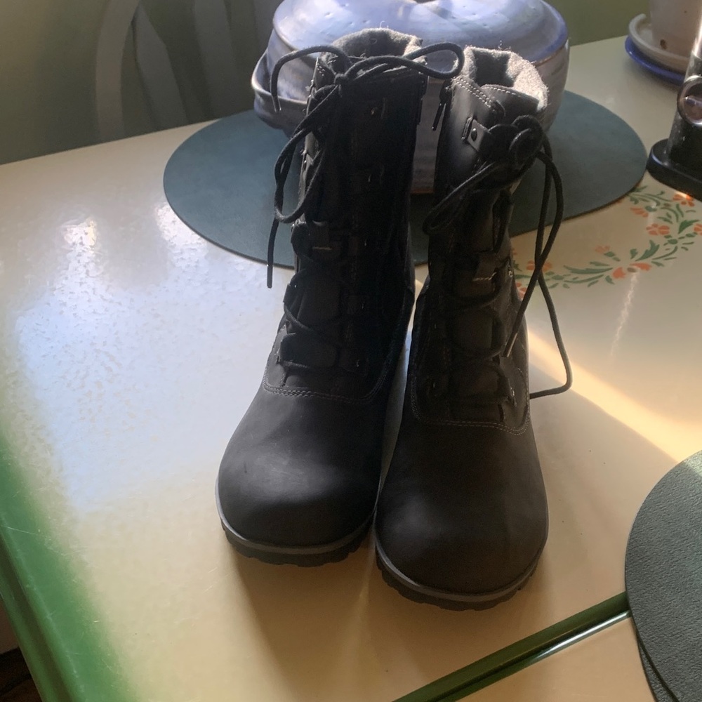 JBU Quilted Black Lace-Up Boots
